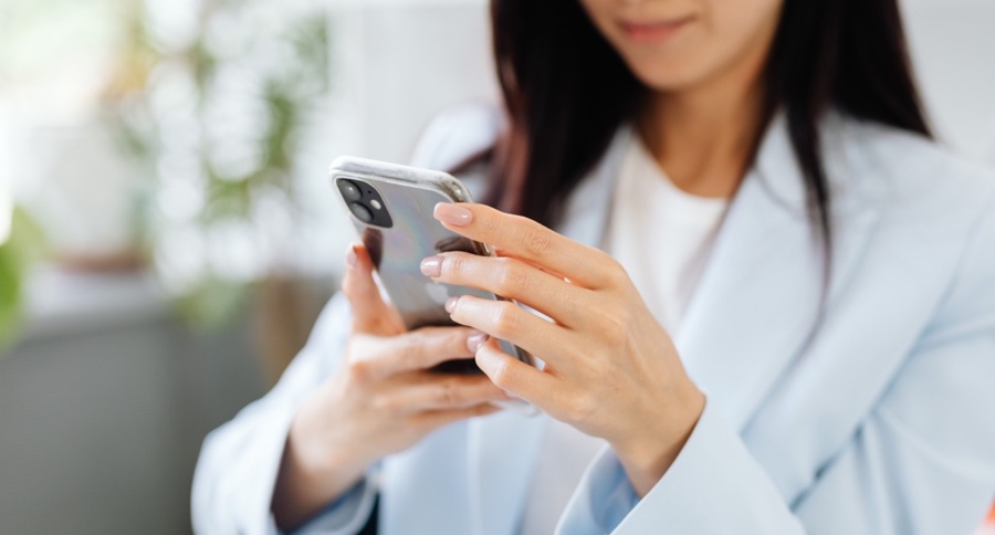 スマートフォンでサービスを利用するイメージ